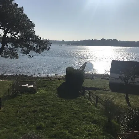 Holiday home Havre De Paix Les Pieds Dans L'eau Locoal-Mendon